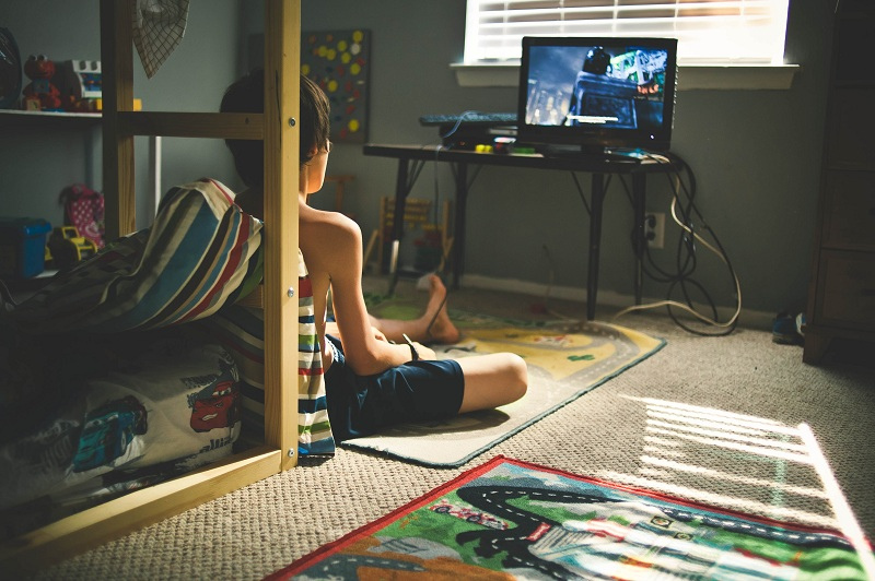 kid_playing_video_games